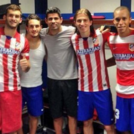 Fotografía de 2013 de Enrique Cerezo en el vestuario del Atlético con varios jugadores.