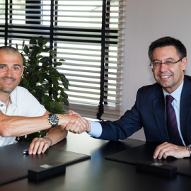 Luis Enrique estrecha la mano a Bartomeu en la firma de la renovación. /FCB