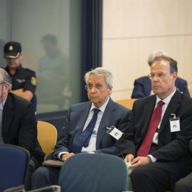 Los exdirectivos de Novacaixagalicia, el antiguo responsable del Grupo Inmobiliario Gregorio Gorriarán a la izquierda, el excopresidente Julio Fernández Gayoso en el centro y el exdirector general José Luis Pego junto a Óscar Rodríguez Estr