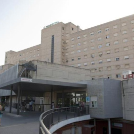 El exterior del hospital de Valme, Sevilla.  EFE/Archivo