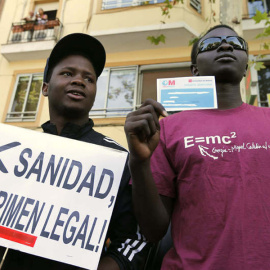 Asociaciones protestan frente a un hospital madrileño contra la retirada de las tarjetas a inmigrantes. EFE