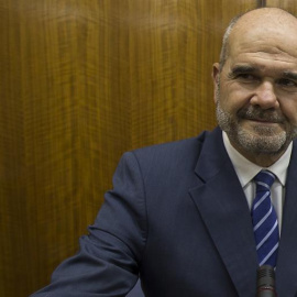 El expresidente de la Junta de Andalucía Manuel Chaves, entre 1990 y 2009, momentos antes del inicio de su comparecencia ante la comisión de investigación del Parlamento andaluz que trata de depurar las responsabilidades políticas del presu