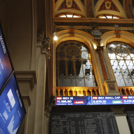 Panel informativo de la Bolsa de Madrid que muestra la evolución de su principal indicador, el IBEX 35. EFE/Sergio Barrenechea