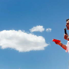 El candidato de Ciudadanos a la Presidencia del Gobierno, Albert Rivera, durante el acto con militantes y simpatizantes en el que ha presentado a su formación como el partido del "cambio sensato frente a los extremismos" y ha llamado a la p