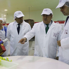 El ministro de Interior, Juan Ignacio Zoido, visita una fábrica de mantecados del municipio sevillano de Estepa. MANTECADOS ESTEPA