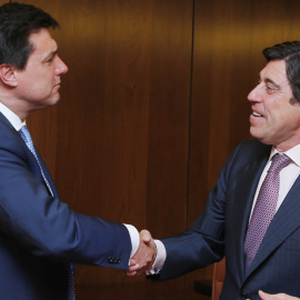 El presidente ejecutivo de Merlín Properties, Ismael Clemente (i), estrecha la mano del presidente y consejero delegado de Sacyr, Manuel Marique (d), tras el acuerdo para la compra de la inmobiliaria Testa. EFE