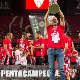 Monchi celebra la Europa League lograda por el Sevilla. EFE/Raúl Caro