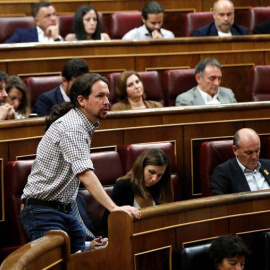 El líder de Unidas Podemos, Pablo Iglesias, vota en la segunda y definitiva votación de investidura del candidato socialista, Pedro Sánchez. (EMILIO NARANJO | EFE)