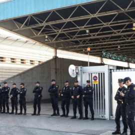 Agentes de la Policía Nacional en la incineradora de Sant Adrià de Besòs (Barcelona). EFE/Archivo