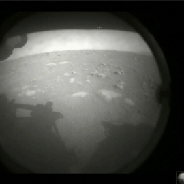 Una de las primeras imágenes de la llegada de la nave Perseverance de la NASA a Marte.