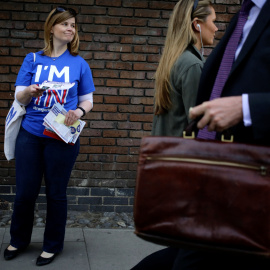 Una mujer hace campaña en Lodres contra la salida del Reino Unido de la UE. REUTERS/Kevin Coombs