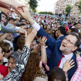 El presidente del Gobierno en funciones y candidato del PP a la reelección, Mariano Rajoy, saluda a simpatizantes durante la visita que ha realizado a Almendralejo (Badajoz). EFE/Jero Morales