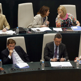 Bancada del grupo municipal del PP encabezada por su presidenta, Esperanza Aguirre, durante un pleno del Ayuntamiento de Madrid. EFE/Mariscal
