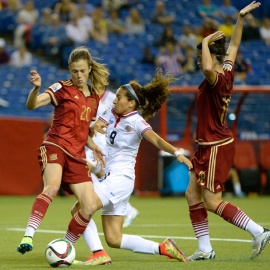 Paredes y Venegas luchan por un balón. REUTERS