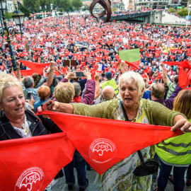 El Movimiento de Pensionistas de Bizkaia se manifiesta en demanda de unas pensiones dignas y del blindaje del sistema público actual. Vista de la manifestación en la calle Buenos Aires. EFE/JAVIER ZORRILLA