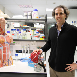 El ingeniero Ander Ramos en los laboratorios de Bioingeniería de Tecnun-Ceit. /Tecnun