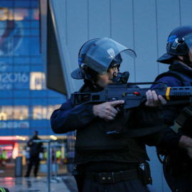 Gendarmes en las afueras del estadio del Olympique de Lyon, sede de la Eurocopa de Francia. /REUTERS