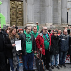 La Plataforma de Afectados por la Hipoteca registra en el Congreso de los Diputados una propuesta de ley de la vivienda junto a Unidos Podemos-En Comú Podem En Marea, ERC, PDECat, Compromís y EH Bildu.- EFE/ Zipi