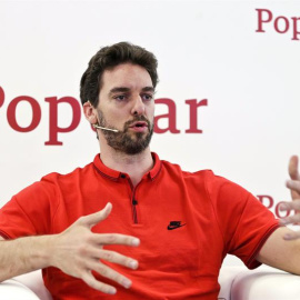 El jugador de baloncesto en la NBA y de la selección española Pau Gasol, durante la rueda de prensa ofrecida este lunes en Madrid. /EFE