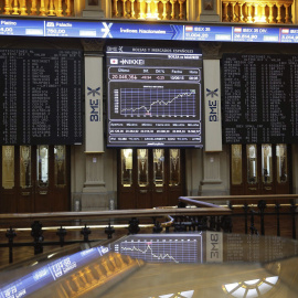Panel de la Bolsa de Madrid, con la evolución de su principal indicador, el Ibex 35. EFE/Paco Campos