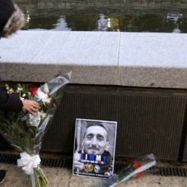 Flores junto al río Manzanarez en Madrid por la muerte de Jimmy.- EFE