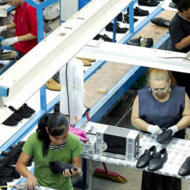Trabajadoras en una fabrica de zapatos./ EFE