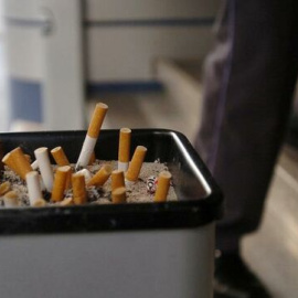 El Govern prepara una ley de adiciones que prohibirá fumar dentro de los coches privados.- EFE