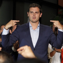 El presidente de Ciudadanos, Albert Rivera, rodeado de parte de la Ejecutiva del partido. Archivo REUTERS