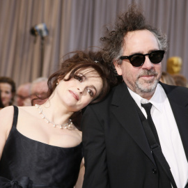 La actriz Helena Bonham Carter con el director  de cine Tim Burton, en la gala de los Oscar de 2014, en Los Ángeles. REUTERS/Lucy Nicholson