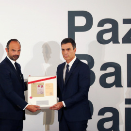 El presidente del Gobierno, Pedro Sanchez, y el primer ministro francés, Edouard Philippe, posan con una copia de los documentos confiscados a ETA que el Ejecutivo galo ha entregado al español. REUTERS/Susana Vera