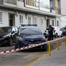 Coches de ls Policía frente al lugar del asesinato machista, a 30 de agosto de 2023.