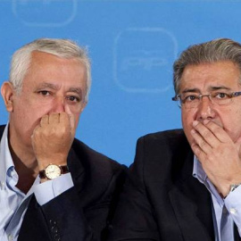 Javier Arenas conversa Juan Ignacio Zoido en una reunión del PP andaluz. EFE/Julio Muñoz