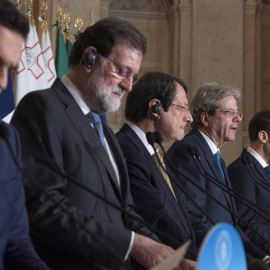 De izquierda a derecha, el primer ministro de Grecia, Alexis Tsipras; el presidente del Gobierno español, Mariano Rajoy; el presidente de Chipre, Nicos Anastasiades; el primer ministro de Italia, Paolo Gentiloni; el presidente de Francia, E