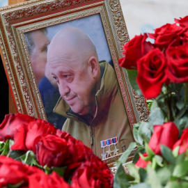 Una fotografía enmarcada del jefe mercenario ruso Yevgeny Prigozhin en su tumba en el cementerio de Porokhovskoye, en San Petersburgo, Rusia, el 30 de agosto de 2023.
