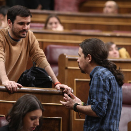 Alberto Garzón y Pablo Iglesias en el pleno en el Congreso. EUROPA PRESS