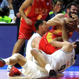 El base del UCAM Murcia Carlos Cabezas (c) lucha por el balón con el alero del Real Madrid Jonas Maciulis (i) y el ala-pívot Felipe Reyes (d). /EFE