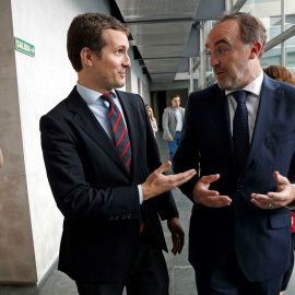 El líder del PP, Pablo Casado, y el presidente de UPN, Javier Esparza, en una foto de archivo. VILLAR LÓPEZ / EFE