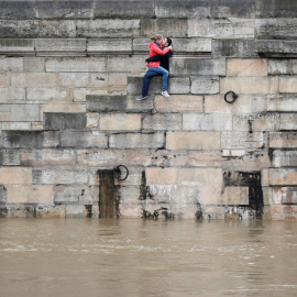 Una pareja se besa mientras el alto nivel del agua del río Sena inunda París, Francia. REUTERS/Charles Platiau