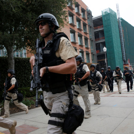 Una unidad de la Policía de Los Angeles se dirige a la Universidad de California en la que ha habido un tiroteo en Los Angeles, Estados Unidos. REUTERS/Patrick T. Fallon