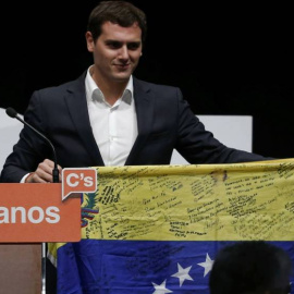 Albert Rivera, con una bandera de Venezuela, ya en la anterior campaña del 20-D. REUTERS