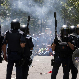 Policías antidisturbios durante una protesta en Madrid. / EFE