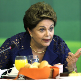 La presidenta de Brasil, Dilma Rousseff, durante un desayuno con los medios de comunicación en el Palacio de Planalto, en Brasilia, REUTERS/Joedson Alves