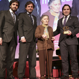 Raúl Martín Presa (d), y los miembros de la junta directiva Alfonso Martín Presa (i), y Luis Yáñez (2i)  recogiendo un premio por conseguir una vivienda de por vida para una anciana desahuciada, la señora Carmen Martínez. EFE