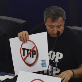 El europarlamentario Dario Tamburrano protesta contra el TTIP. / EFE