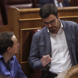 Alberto Garzón conversa con Pablo Iglesias en una sesión en el Congreso.EFE