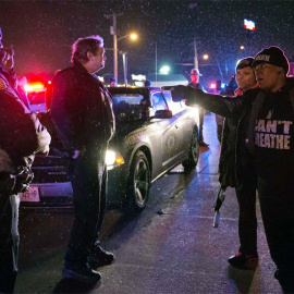 Manifestantes en Berkeley se encaran a la Policía. - REUTERS