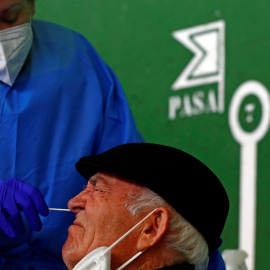 Una sanitaria realiza a un hombre una prueba PCR en Pedrezuela