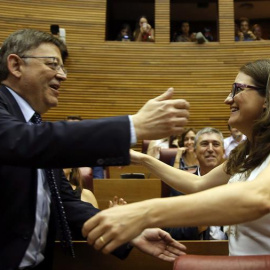Ximo Puig abraza a Mónica Oltra. EFE/Kai Försterling