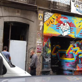 Tapian ventanas y puertas del inmueble donde se ubicaba el centro social Patio Maravillas durante el desalojo producido este jueves sobre las cinco de la madrugada./ Twitter YayoFlautasMadrid