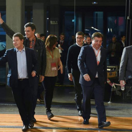 El líder socialista Pedro Sánchez (2i), Patxi López (3d), el presidente de Extremadura, Guillermo Fernández Vara (2d), el de Aragón, Javier Lambán (d), el de Castilla-La Mancha, Emiliano García-Page (i), y la de Baleares, Francina Armengol 